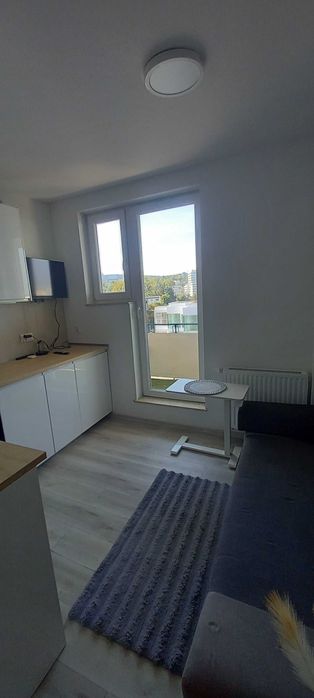 pokój z aneksem kuchennym i łazienką