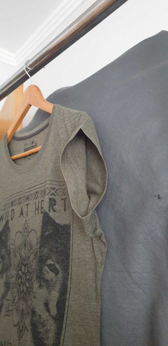 T-shirt verde com estampa de lobo
