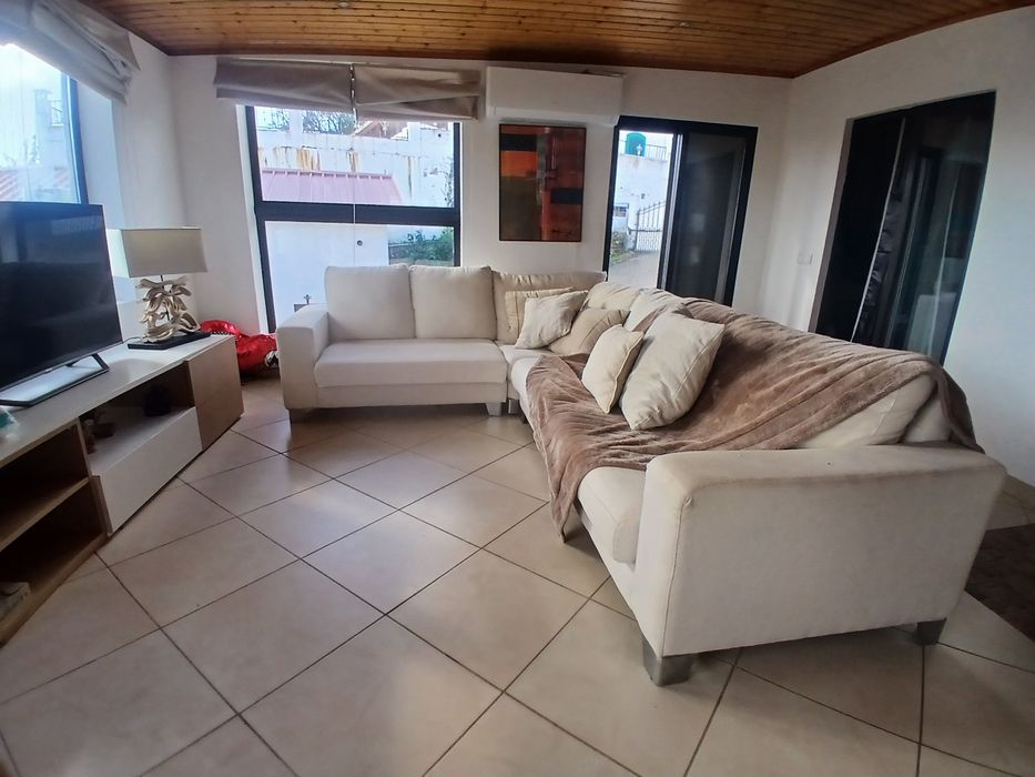 Sofá grande em L em tecido claro – excelente estado
Vendo sofá grande