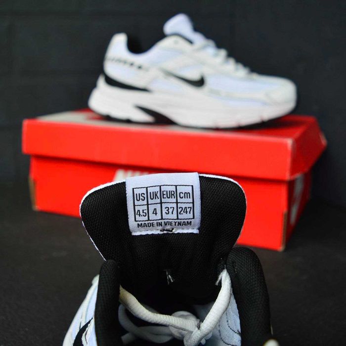 Nike Initiator White black білі з чорним кросівки жіночі найк кроссовки кросовки