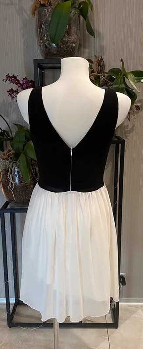 Czarno- biała sukienka z cekinami oraz dekoltem na plecach Sylwester