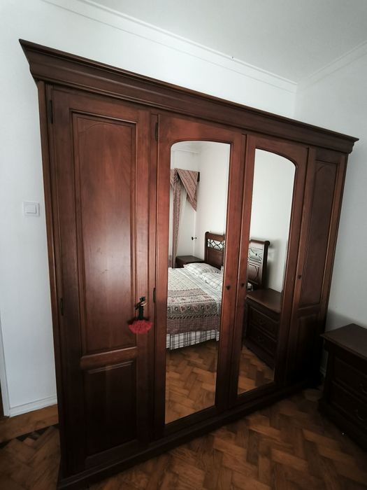 Roupeiro em cerejeira com 4 portas