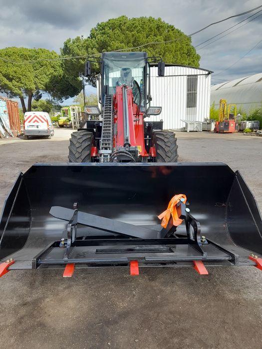 Pá Carregadora Telescópica TL2500 nova