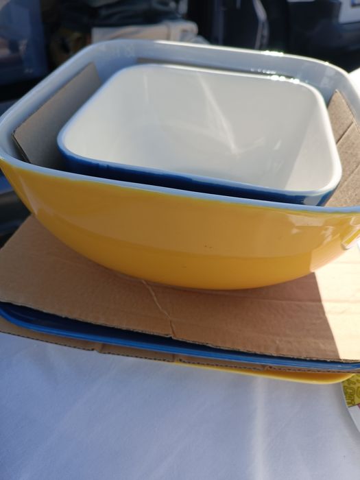 Serviço de porcelana amarelo e azul