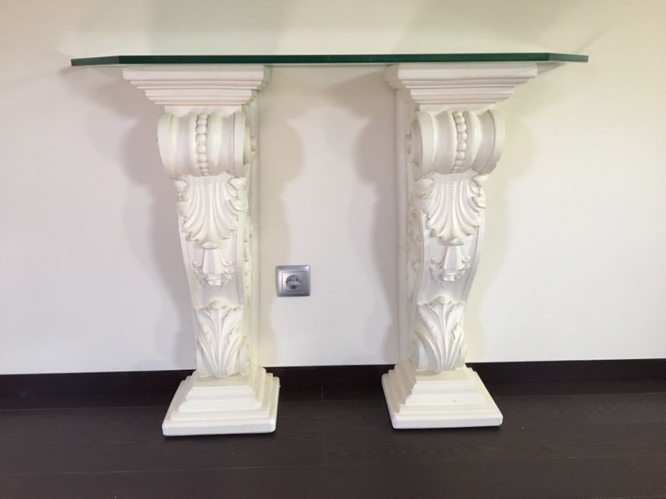 Colunas de gesso com tampo em vidro