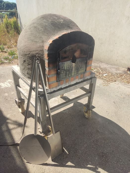 Vendo forno de assar a lenha 80x80 cm, praticamente novo, utilizado apenas 3 vezes.