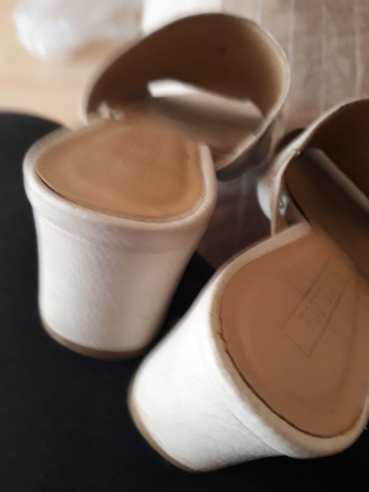 Eleganckie klapki koloru ecru