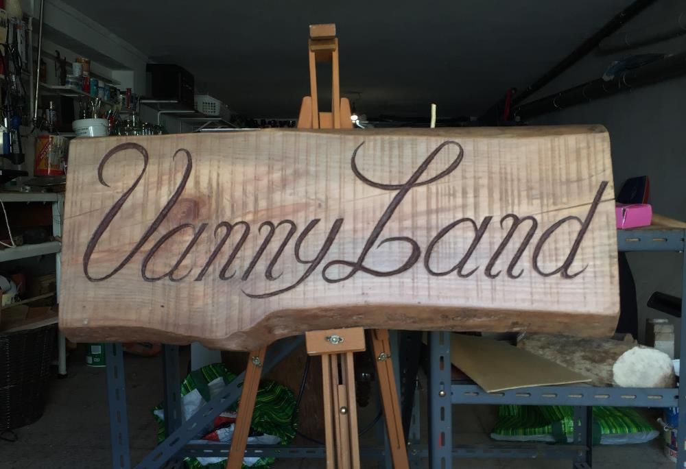 Executa-se talha em placas de madeira