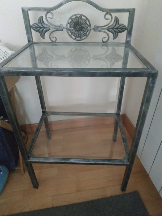 Mesa em ferro com duas prateleiras em vidro