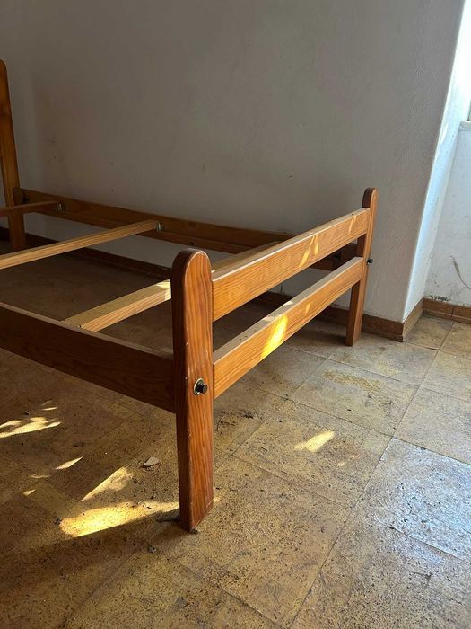 Cama em madeira 180x100m-oferta mesa cabeceira