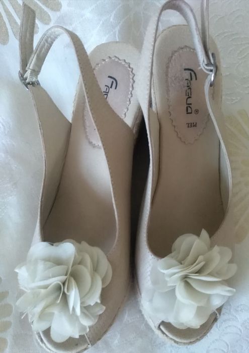 Sandały na koturnie rozm. 39