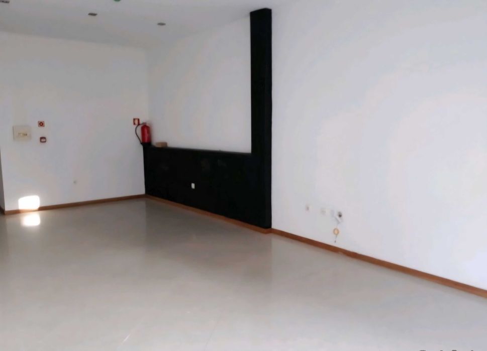 Venda de loja comercial em Vila Flor