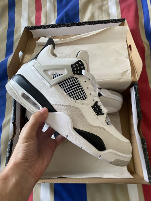 Air Jordan 4 Brancos e Pretos 43