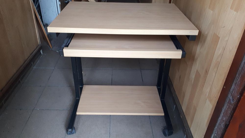 Stolik biurko na kółkach