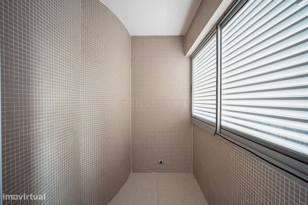 T5+1 Duplex em Linda-a-Velha com 291 m² úteis, 5 estacionamentos e vis