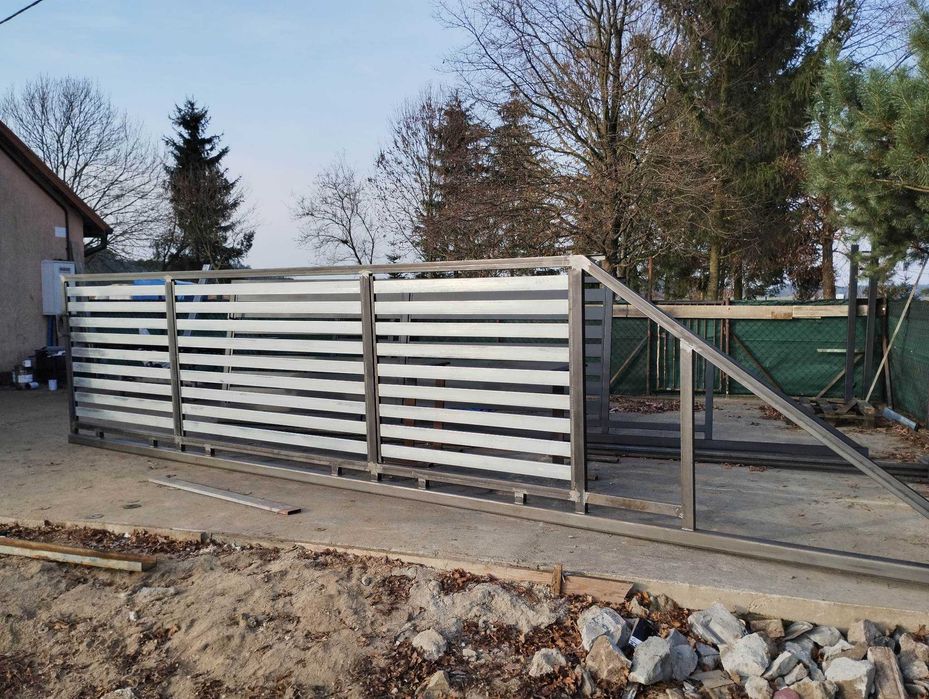 Palisadowa brama wjazdowa