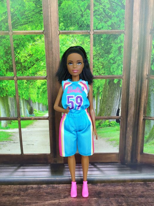 Гарна лялечка Барбі Barbie на тілі петіт нешарнірне