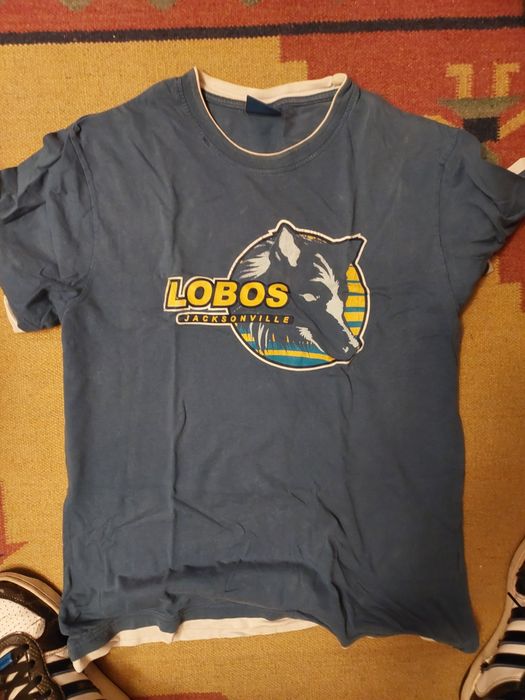 t shirt azul escura com gráfico simples