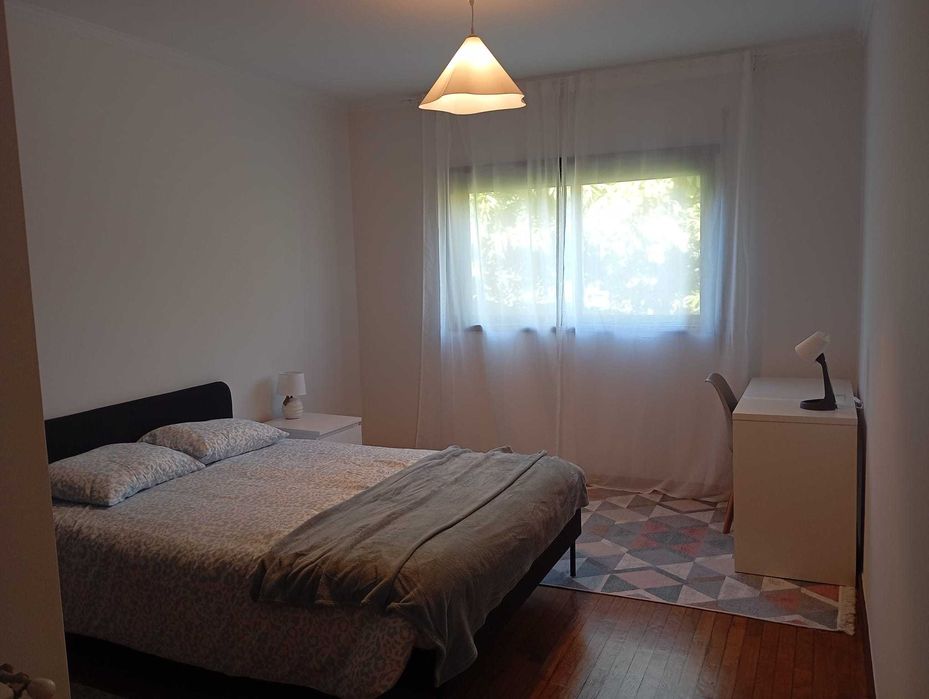 Quarto moderno, confortável e tranquilo
