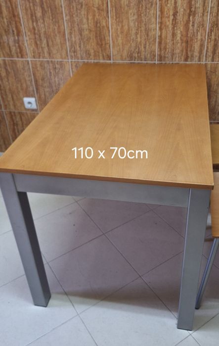 Mesa de cozinha e duas cadeiras