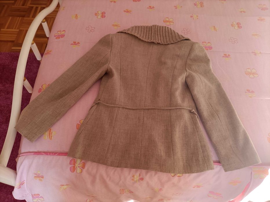 Elegante casaco com gola de malha