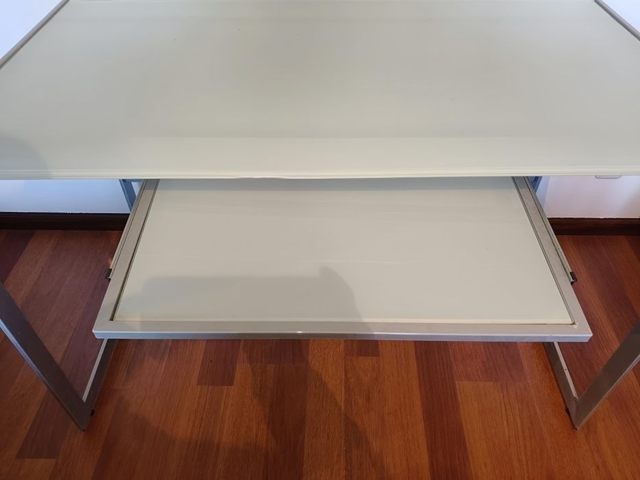 Opaque glass desk, in very good condition!