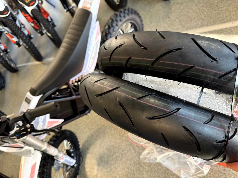 Komplet kół MRF ER 2.0 kW SM na asfalt - nowe zestawy od 4xmoto.pl