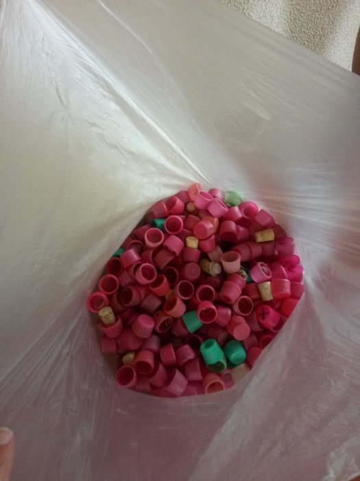Saco com bastantes rolhas plástico para garrafão