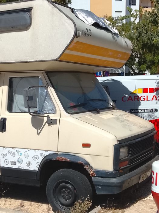 Autocaravana acidentada o resto com tudo bom interior  para quem tiver espaço e interesse em reparar tem aqui boa oportunidade é antiga pneus novos