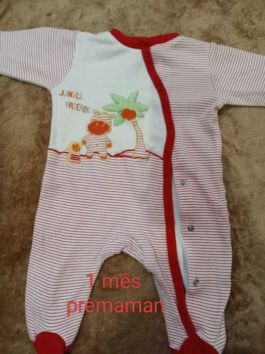 Roupa de menino e menino em 2 mao