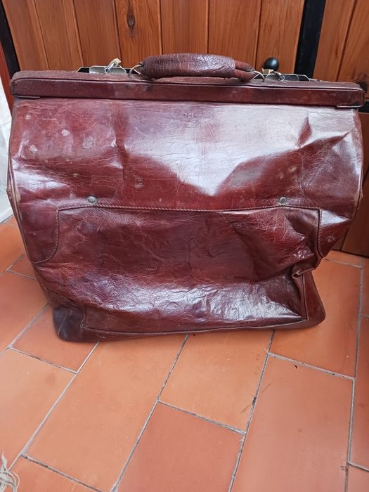 Mala em pele  para viagem ou decoração em pele