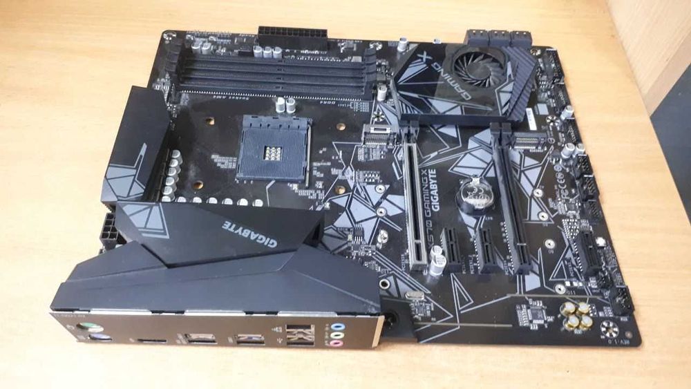Материнська плата Gigabyte X570 GAMING X