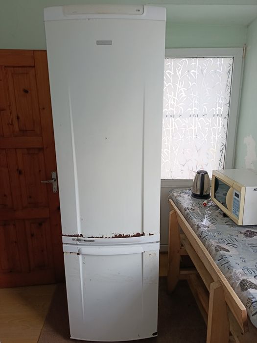 Холодильник whirlpool двокамерний в робочому стані.