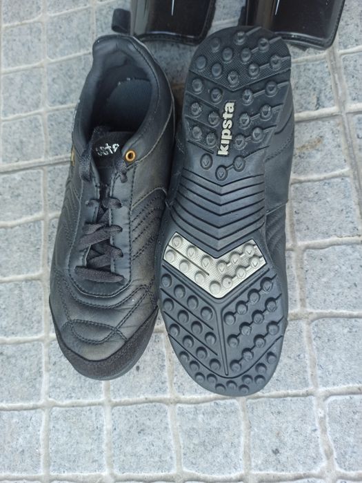 Sapatilhas futebol salão com caneleiras 39 como novas