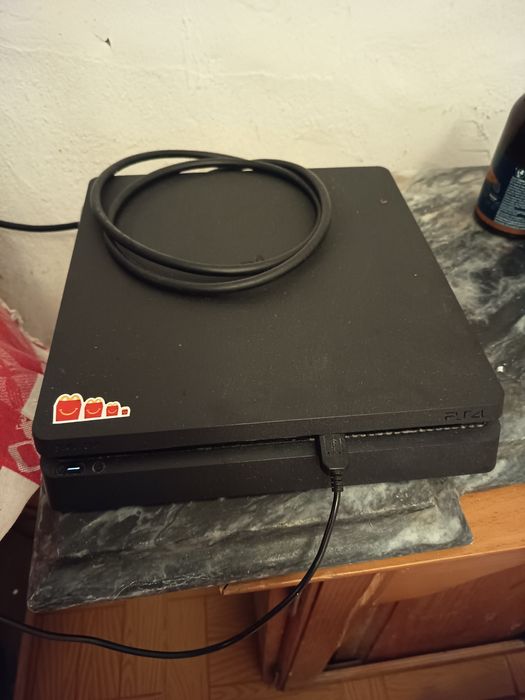 PlayStation 4 PS4 Slim 2T / +2 comandos e cabo HDMI