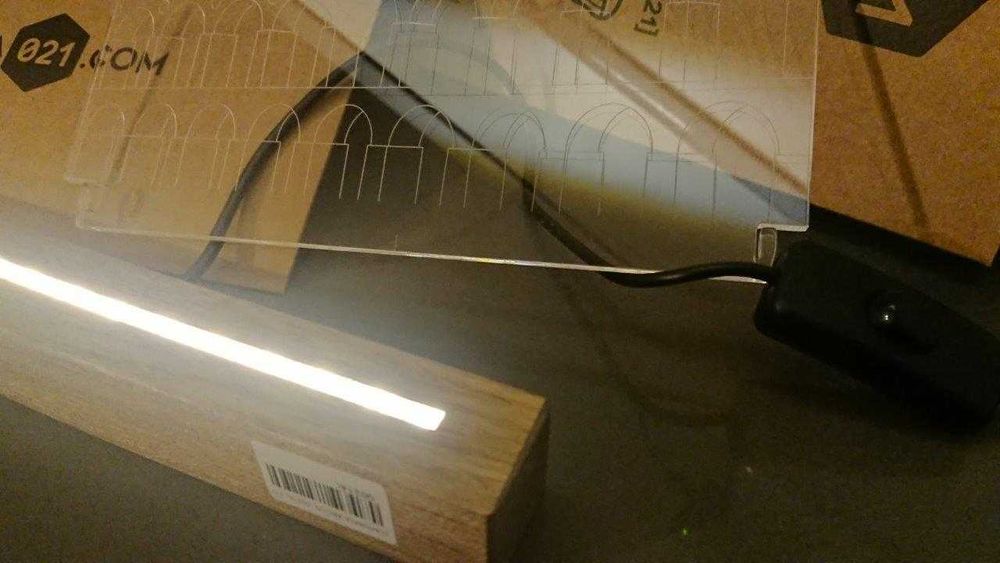 Candeeiro decorativo em acrílico e madeira