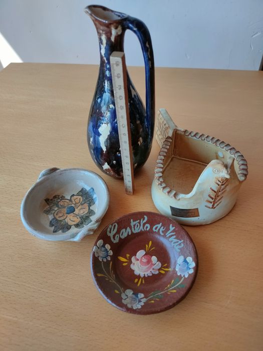 Conjunto de loiça antiga em cerâmica.