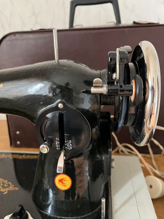 Швейная машинка с электроприводом. Рабочая.