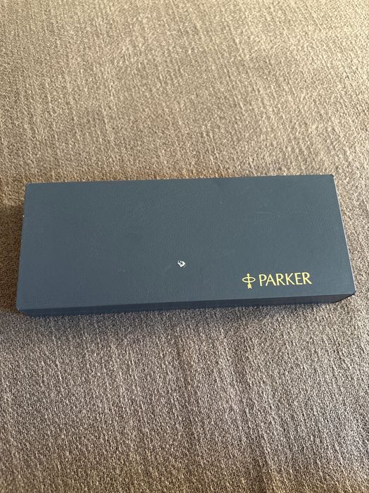 Caneta Parker Pena, dourada.