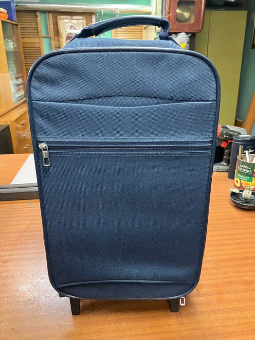 Mała walizka na kółkach