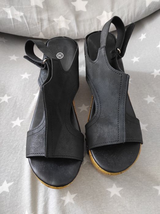 Buty damskie na koturnie