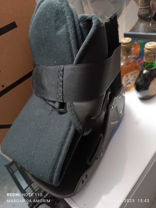 Bota de Caminhada nova com suportes rígidos (Ortopedia)