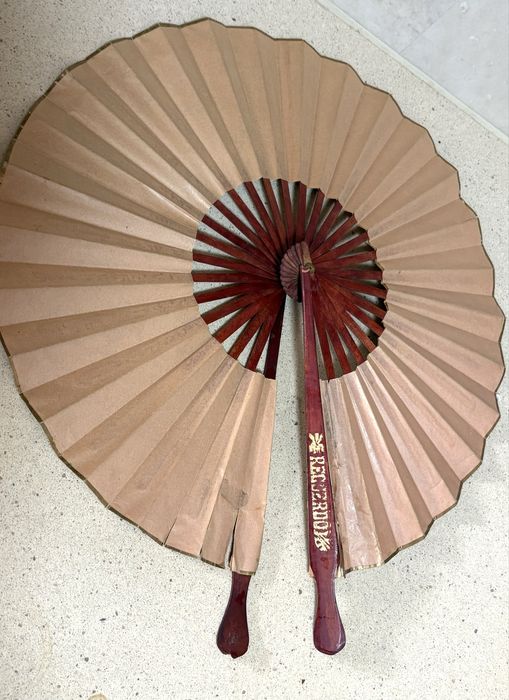 Antigo leque circular espanhol com cenas de touradas Sec XIX / XX