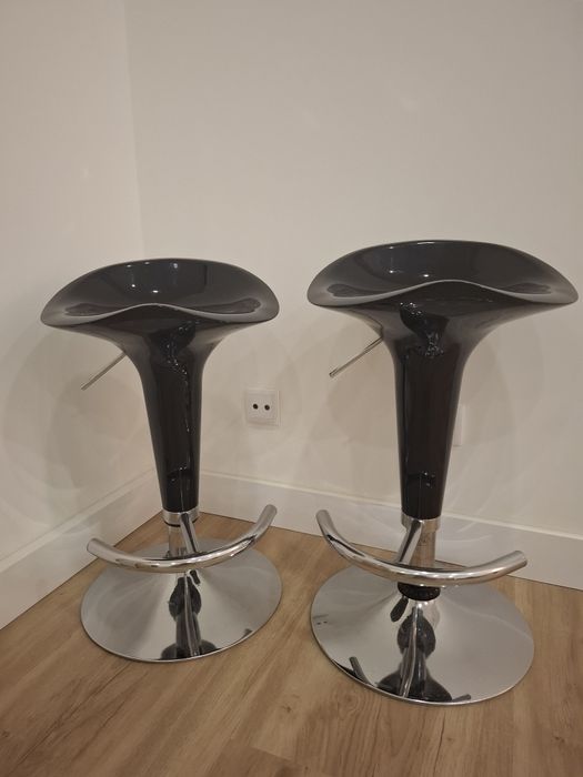 Bancos altos pretos e cromados