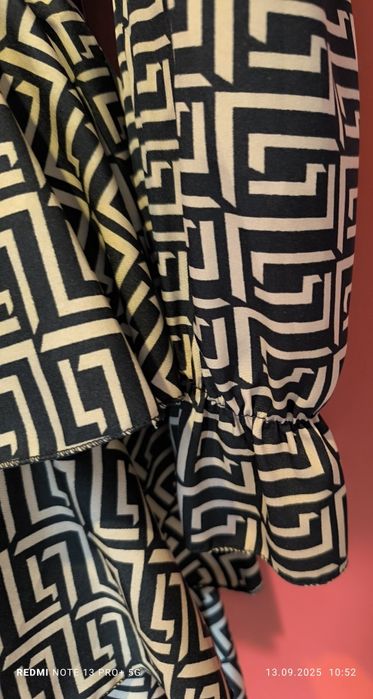 Fajna sukienka dekolt falbany