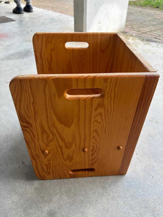 Cadeiras cubo Montessori em madeira