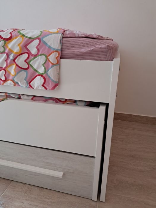 Cama dupla de criança com gavetas e prateleiras