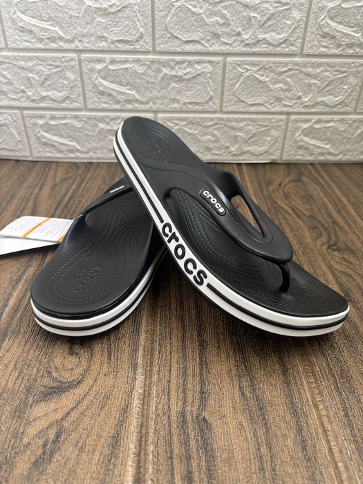 Чорно-білі в'єтнамки Crocs Bayaband Flip