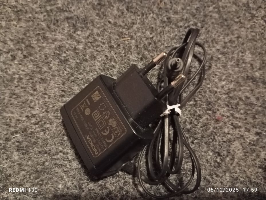 Carregador Nokia para telemóvel antigo