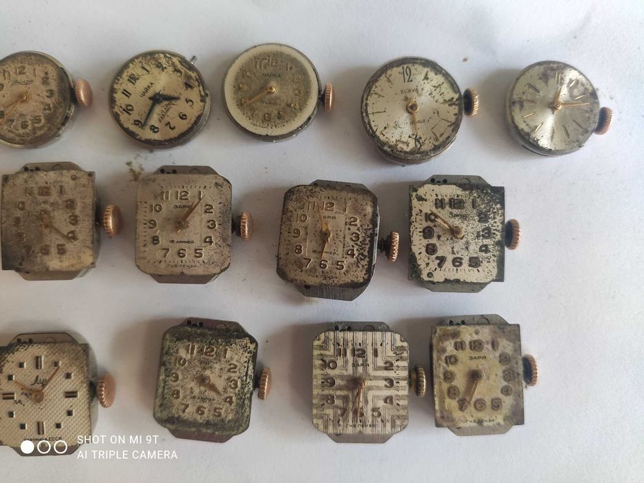 Часовые механизмы из золотых корпусов с золотыми заводными головками.